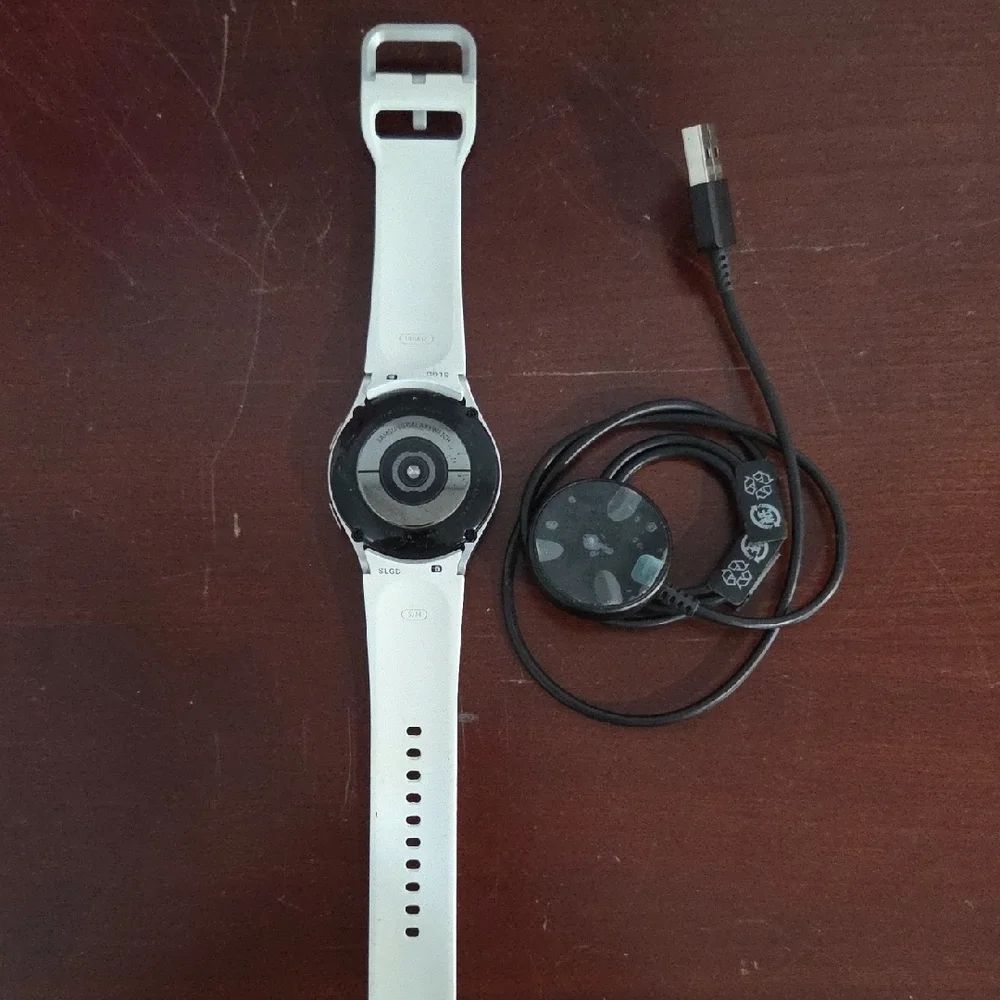 Samsung Galaxy Watch4 - Silver and Black